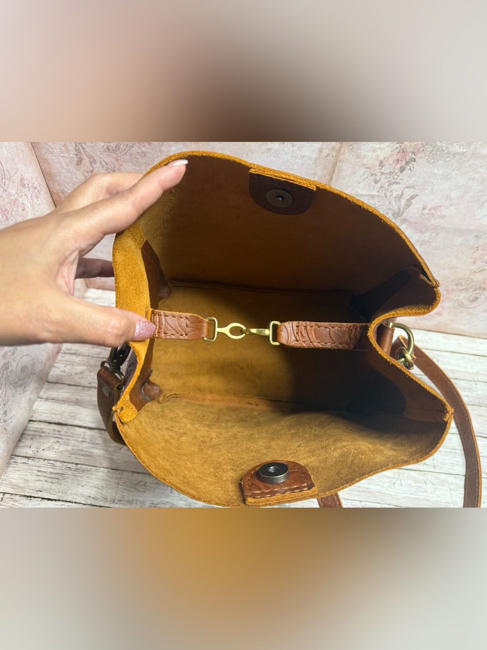 Portland Leather Butterfly Bucket Bag crossbody - Picture 5 of 5